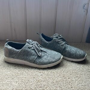 Toms sneakers